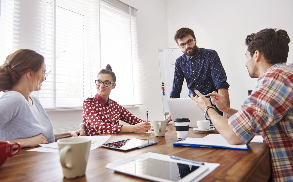 Ejecutivo presentando estrategia de trabajo